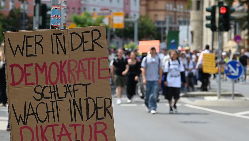 &Uuml;ber 30.000 Menschen beteiligten sich an Protesten gegen AfD-Parteitag.