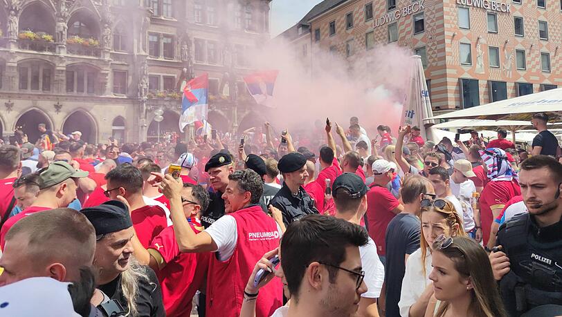 Serbische Fans während der Fußball-EM 2024 auf dem Münchner Marienplatz. Serbische Fans während der Fußball-EM 2024 auf dem Münchner Marienplatz.