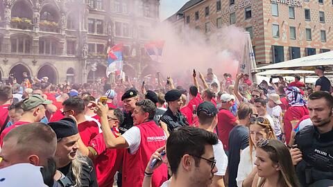 Serbische Fans w&auml;hrend der Fu&szlig;ball-EM 2024 auf dem M&uuml;nchner Marienplatz.
