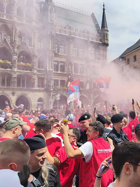Serbische Fans w&auml;hrend der Fu&szlig;ball-EM 2024 auf dem M&uuml;nchner Marienplatz.
