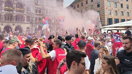 Serbische Fans w&auml;hrend der Fu&szlig;ball-EM 2024 auf dem M&uuml;nchner Marienplatz.