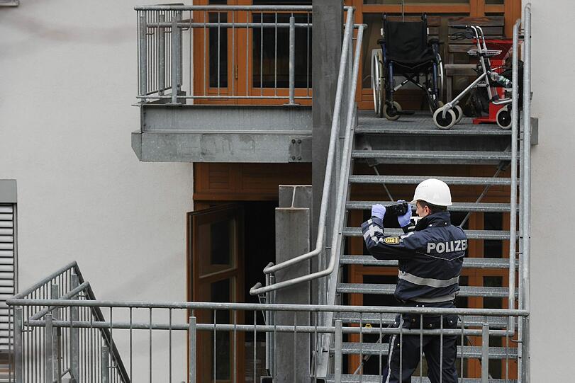 Kriminalbeamte der Spurensicherung suchen nach der Ursache des Brandes.