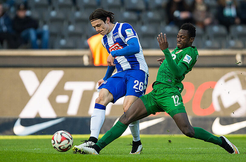 Will weiterhin für Augsburgs Defensive abräumen: Abdul Rahman Baba (r).