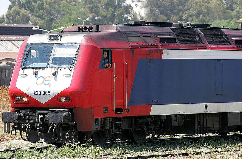Eine Lokomotive der Griechischen Eisenbahnen (OSE) in einem Bahn-Depot im Westen von Athen.