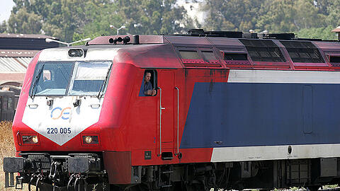 Eine Lokomotive der Griechischen Eisenbahnen (OSE) in einem Bahn-Depot im Westen von Athen.