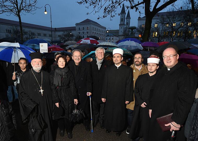 Am Geschwister-Scholl-Platz organisierte das Münchner Forum für Islam die Kundgebung.