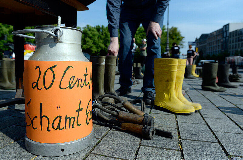 Aktivisten des Bundesverbands Deutscher Milchviehhalter demonstrierten am Montag für faire Milchpreise.