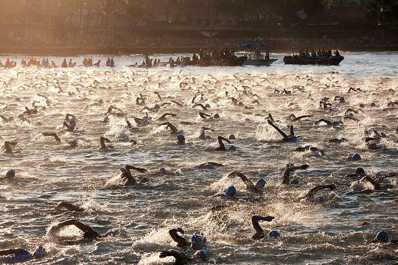 Schön &ndash; und für die Sportler ziemlich schmerzhaft: Triathleten kraulen beim Ironman auf Hawaii durchs Wasser.