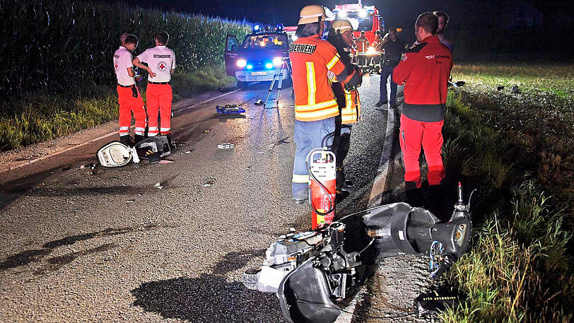 Der Rollerfahrer erlag trotz eingeleiteter Reanimationsmaßnahmen noch am Unfallort seinen schweren Verletzungen. Der Fahrer des ebenfalls beteiligten Pkw fuhr davon.