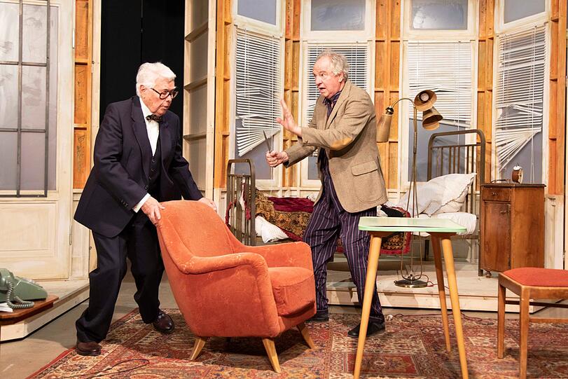 Zwischen Peter Weck (links) und Friedrich von Thun fliegen in den &bdquo;Sonny Boys&ldquo; in der Komödie im Bayerischen Hof die Fetzen.