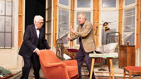 Zwischen Peter Weck (links) und Friedrich von Thun fliegen in den &bdquo;Sonny Boys&ldquo; in der Komödie im Bayerischen Hof die Fetzen.