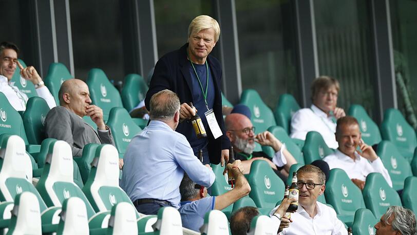Auch die Bayern-Bosse auf der Tribüne gönnen sich zum Saisonabschluss ein Bierchen.