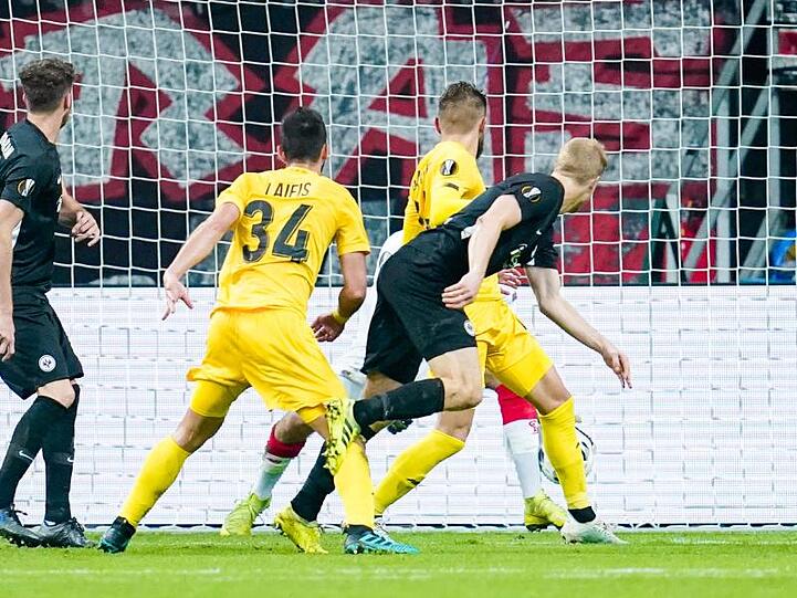 Eintrachts Martin Hinteregger (r) köpft zum 2:0.