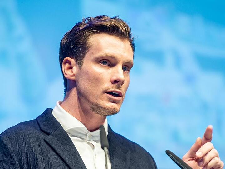 Marcell Jansen spricht während der Mitgliederversammlung. Foto: Axel Heimken/dpa/Archivbild