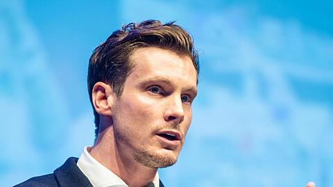 Marcell Jansen spricht während der Mitgliederversammlung. Foto: Axel Heimken/dpa/Archivbild