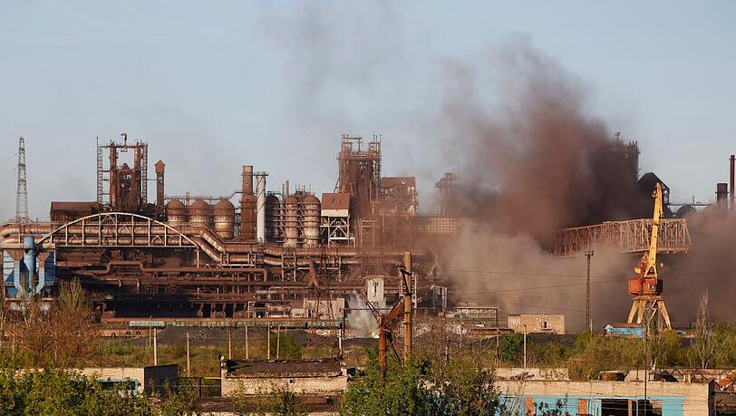Aus dem Stahlwerk Azovstal in Mariupol steigt Rauch auf. Aus dem Stahlwerk Azovstal in Mariupol steigt Rauch auf.
