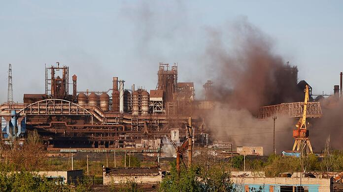 Aus dem Stahlwerk Azovstal in Mariupol steigt Rauch auf.