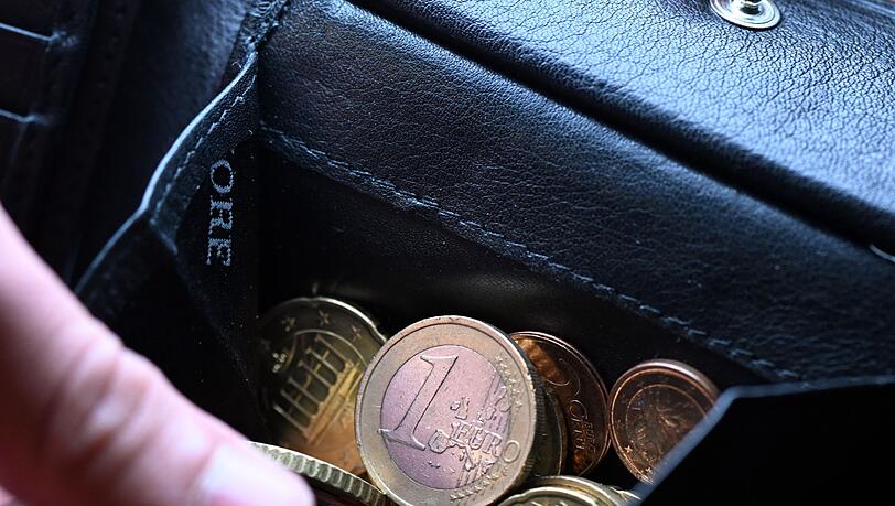 Bei vielen Menschen in Deutschland ist die Sorge um die eigene finanzielle Zukunft groß. (Symbolbild)