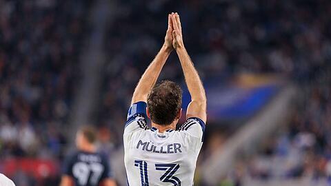 Applaus für 200 mitgereiste Fans aus Vancouver - mehr Karten gab es nicht für die Kanadier.