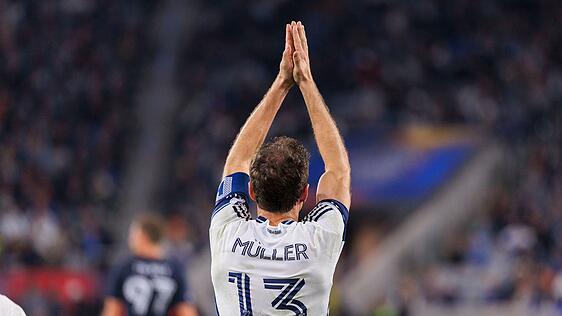 Applaus für 200 mitgereiste Fans aus Vancouver - mehr Karten gab es nicht für die Kanadier.