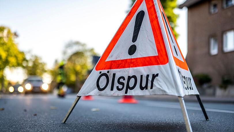 Mit einer Spezialmaschine muss die Fahrbahn gereinigt werden. (Symbolbild)