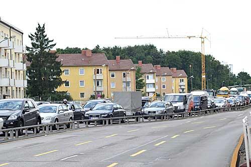 wiger Stau in der Garmischer Straße: Dort wird am neuen Ring-Tunnel gearbeitet. Im Moment rammen die Arbeiter Bohrpfähle in den Boden.