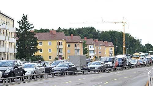 wiger Stau in der Garmischer Straße: Dort wird am neuen Ring-Tunnel gearbeitet. Im Moment rammen die Arbeiter Bohrpfähle in den Boden. wiger Stau in der Garmischer Straße: Dort wird am neuen Ring-Tunnel gearbeitet. Im Moment rammen die Arbeiter Bohrpfähle in den Boden.