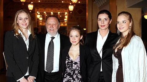 Ein Bild aus glücklichen Tagen: Joseph Vilsmaier mit seiner Frau Dana Vávrová und den gemeinsamen Töchtern Janina, Josefina und Theresa (von links) bei der Verleihung des Bayerischen Filmpreises im Prinzregententheater im Januar 2007.