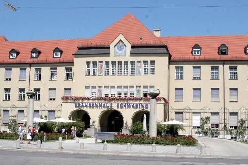 Eine berühmte Fassade aus vielen Filmen: Das Schwabinger Krankenhaus.