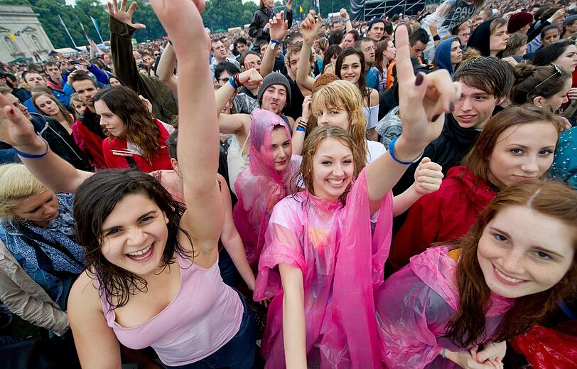 Wolkenbruch und Matsch statt "sky" und "sand" - trotzdem feiern am Sonntag 20.000 Fans den Berliner DJ Paul Kalkbrenner am Königsplatz.