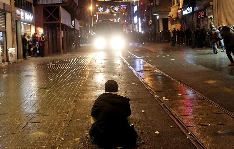 Die Kritik an der Türkei und Premier Erdogan wächst. In der Nacht auf Samstag gingen wieder hunderte Demonstranten auf die Straßen in Istanbul. Erdogan muss sich Kritik von der Justiz gefallen lassen, denn seine Regierung ist in einen Korruptionsskandal verstrikt.