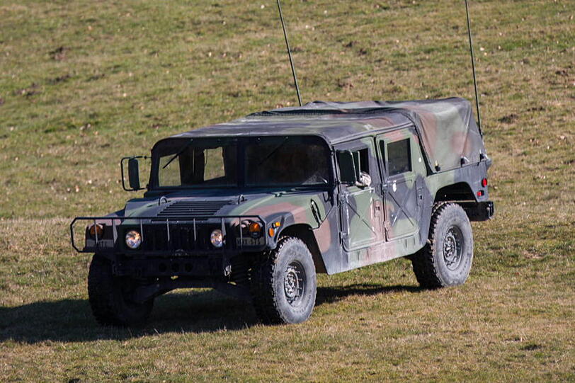 Kennt man normalerweise nur aus Hollywood-Streifen: Schwere Panzerwagen und Black Hawks der US Army. Derzeit üben die Soldaten Evakuierungen im Gebirge bei Traunstein. Hier gibt's die Fotos.