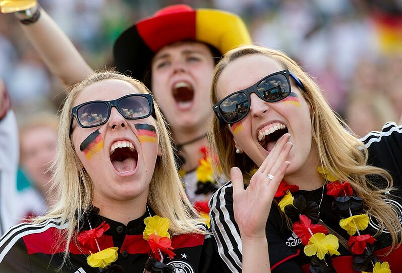 Ob im Stadion in Brasilien oder beim Public Viewing daheim: Die heißesten Fans der WM. Die Bilder!