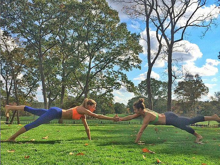 Das brasilianische Supermodel startet das Wochenende erst einmal mit Fitness im Garten - die Bikinifigur ist ihr sowieso sicher