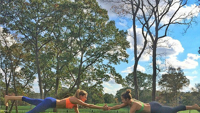 Das brasilianische Supermodel startet das Wochenende erst einmal mit Fitness im Garten - die Bikinifigur ist ihr sowieso sicher Das brasilianische Supermodel startet das Wochenende erst einmal mit Fitness im Garten - die Bikinifigur ist ihr sowieso sicher