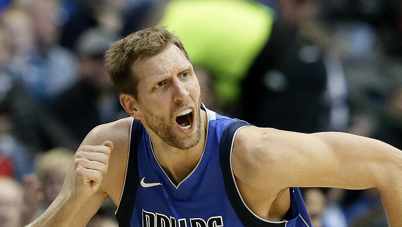 Dirk Nowitzki von den Dallas Mavericks ist in seiner Rekordsaison erstmals als Bankspieler eingeplant. Dirk Nowitzki von den Dallas Mavericks ist in seiner Rekordsaison erstmals als Bankspieler eingeplant.