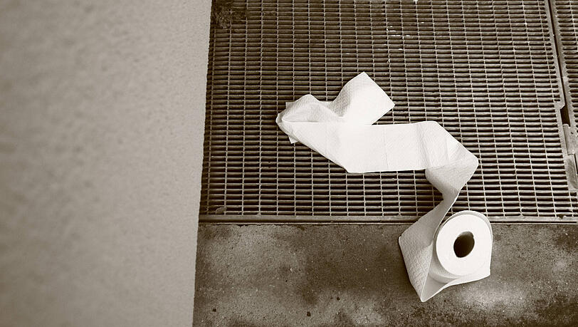 Der Klassiker zur Freinacht: Das Verzieren von allerlei Dingen mit Klopapier. Der Klassiker zur Freinacht: Das Verzieren von allerlei Dingen mit Klopapier.