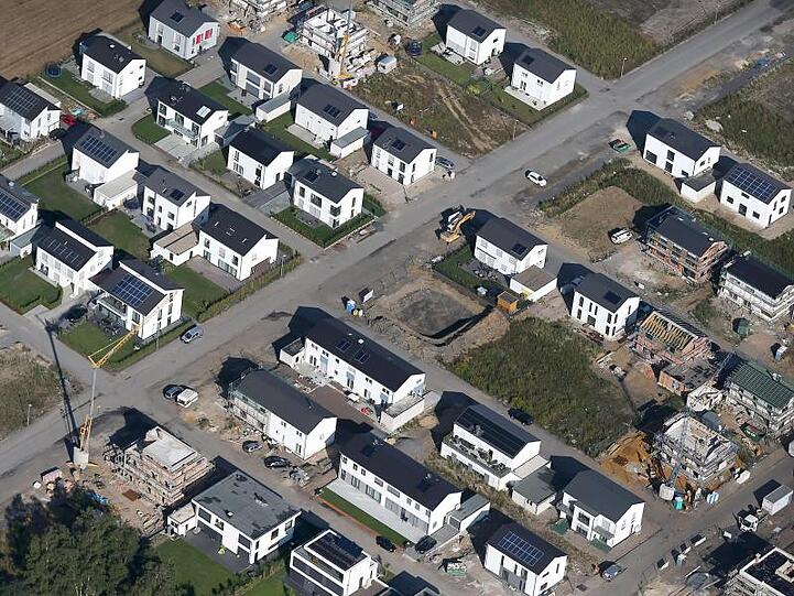 Das Bundesverfassungsgericht hat wegen völlig veralteter Bemessungsgrundlagen eine Neuregelung der Grundsteuer bis Ende 2019 verlangt. Wie die aussehen wird, ist noch offen.