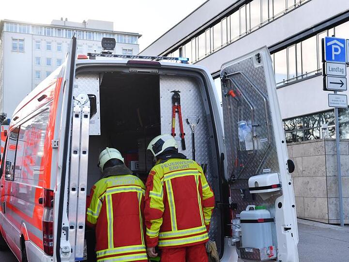 Eine verdächtiger Brief mit einer unbekannten Substanz musste untersucht werden, Teile des Thüringer Landtags wurden gesperrt.