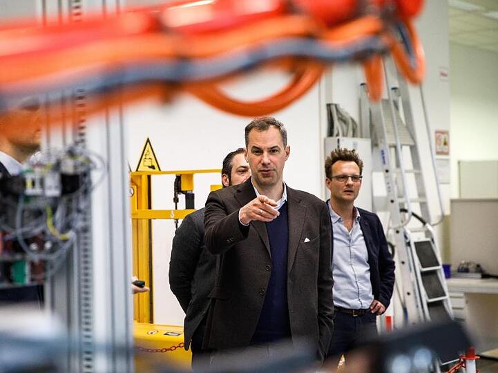 Vorstandsmitglied Cedrik Neike in einem Labor der Siemens AG im Technologiepark Adlershof.