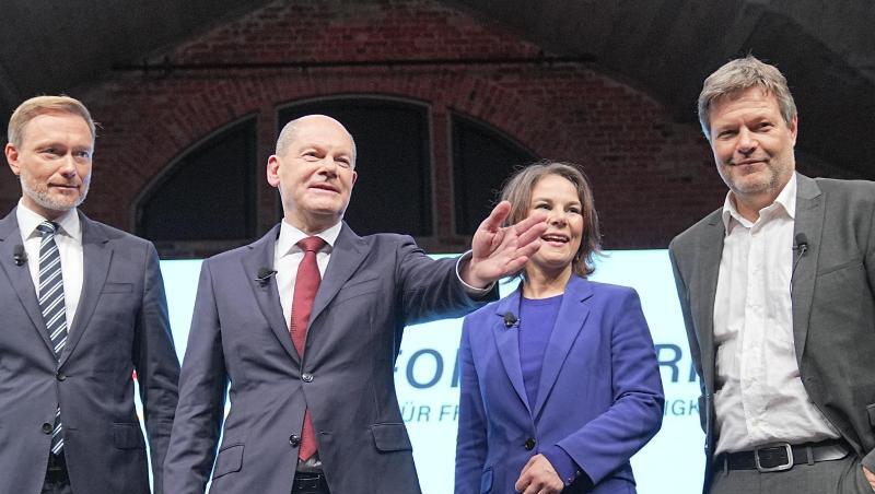Christian Lindner (FDP), Olaf Scholz (SPD), Annalena Baerbock (Bündnis 90/Die Grünen) und Robert Habeck stellen den gemeinsamen Koalitionsvertrag vor.