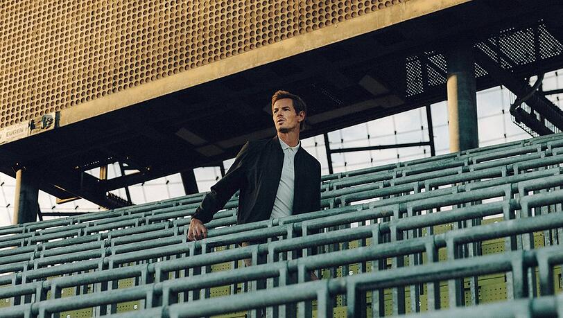 Der neue "Sportschau"-Moderator Alex Schlüter im Stadion.