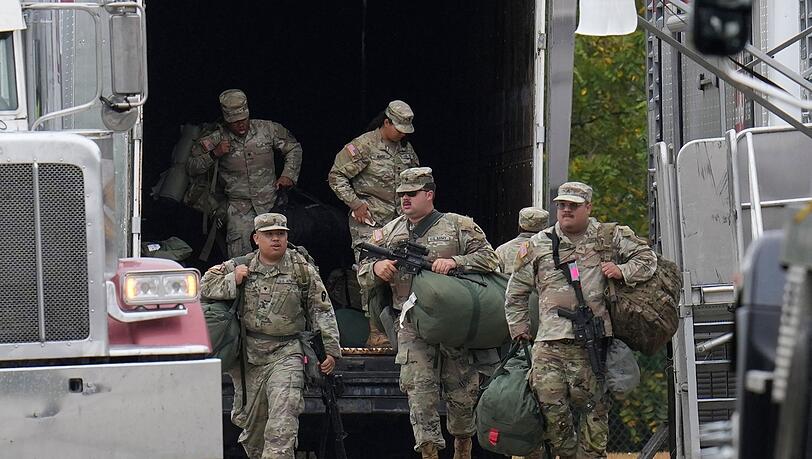 Mitglieder der Nationalgarde aus Texas sind in Illinois angekommen.