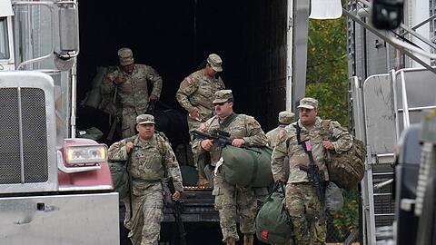 Mitglieder der Nationalgarde aus Texas sind in Illinois angekommen.
