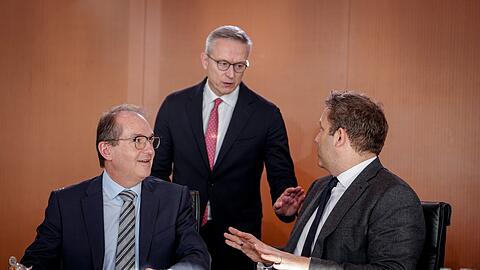 Digitalminister Karsten Wildberger – hier im Gespräch mit Innenminister Alexander Dobrindt (l.) und Finanzminister Lars Klingbeil – soll die Fäden bei der Staatsmodernisierung zusammenführen.