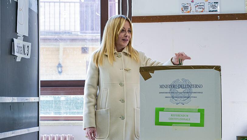 Bei der Stimmabgabe gab sich Ministerpr&auml;sidentin Giorgia Meloni noch zuversichtlich.
