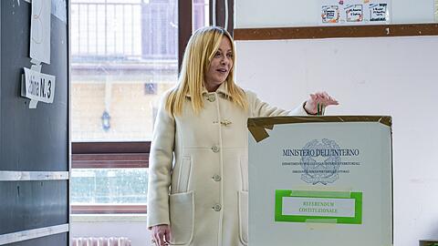 Bei der Stimmabgabe gab sich Ministerpr&auml;sidentin Giorgia Meloni noch zuversichtlich.