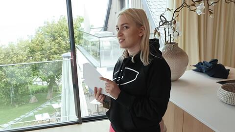 Putzkraft Emilia Gornik sorgt daf&uuml;r, dass die luxuri&ouml;sen Ferienunterk&uuml;nfte auf dem Dar&szlig; sauber sind.