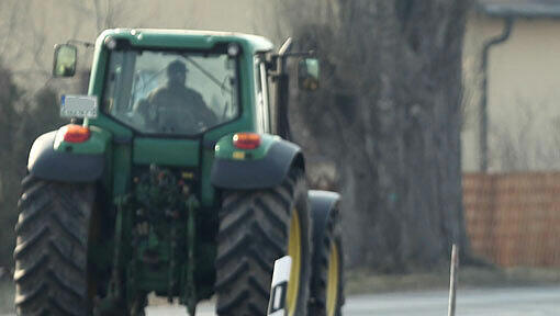 Ein 20-Jähriger kam unter die Räder eines Traktors und wurde dabei schwer verletzt. (Symbolbild) Ein 20-Jähriger kam unter die Räder eines Traktors und wurde dabei schwer verletzt. (Symbolbild)