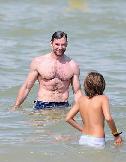 Auch Hollywood-Beau Hugh Jackman zieht es im Sommer ans Meer. Mit Adoptivsohn Oscar zeigt Jackman in Saint Tropez seine Muskeln.